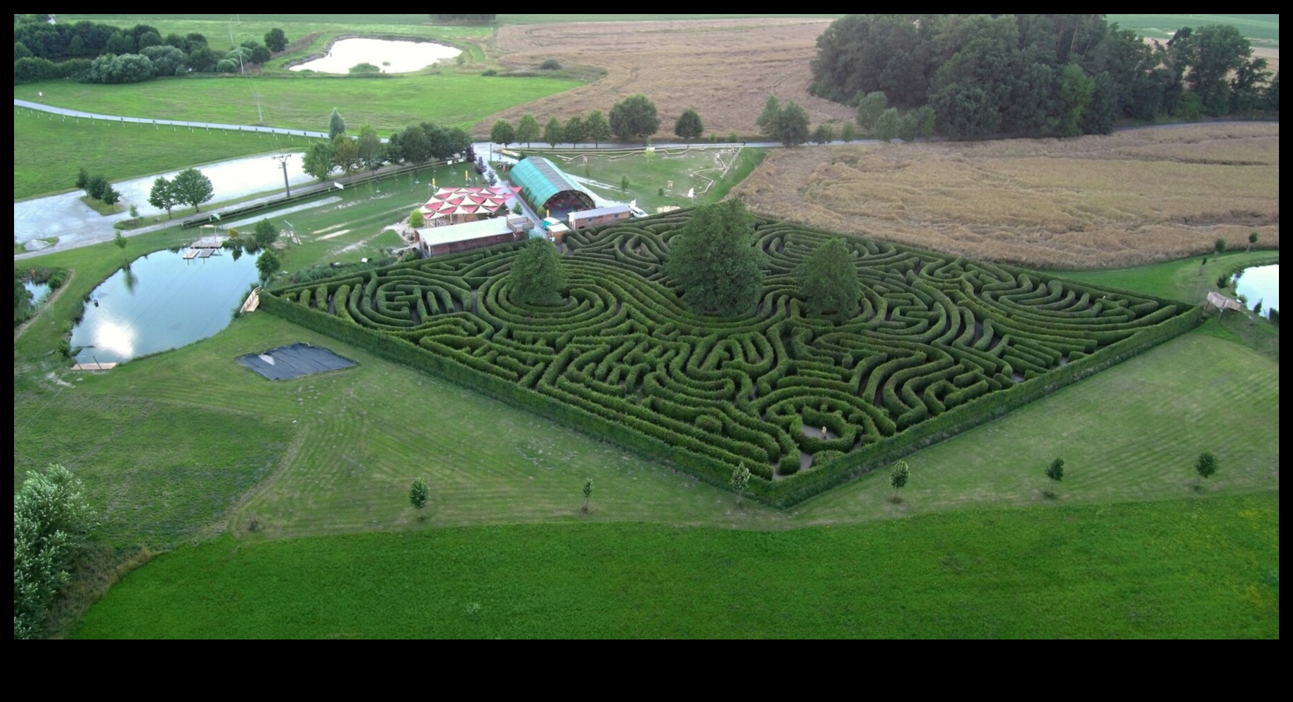 Locale Labyrinth: Navigarea în labirintul feeric al atracțiilor locale